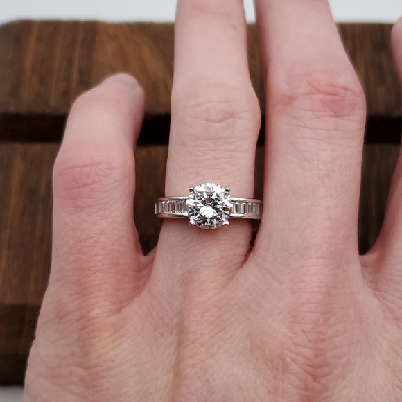 Size 6 925 Sterling Silver Beautiful Bright Cubic Zirconia Ring - Picture 3 of 9